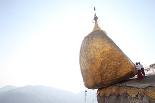 Der Goldene Felsen (Golden Rock), ဆံတော်ရှင်ကျိုက်ထီးရိုးစေတီတော် bei der Kyaiktiyo Pagode in Myanmar 