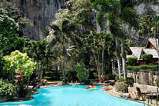 Poolandschaft in den Karstbergen am Raileh Eas (Thailand) in der Region Krabi